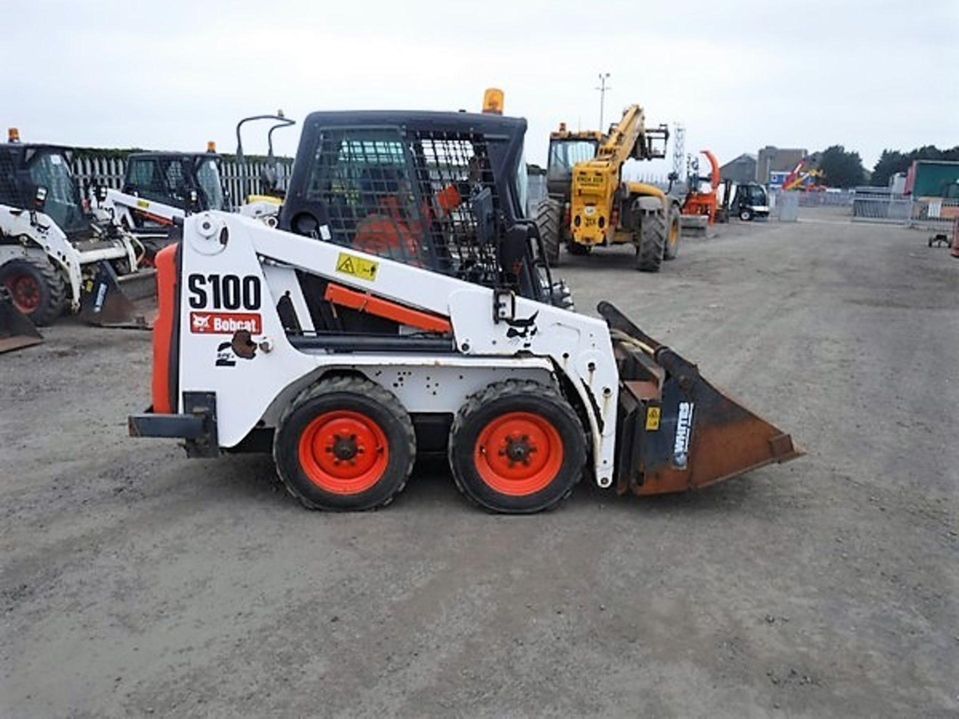 BOBCAT S100 c/w one bucket. 121hrs. S/N A8ET20651. *NO KEYS* - Bild 3 aus 7