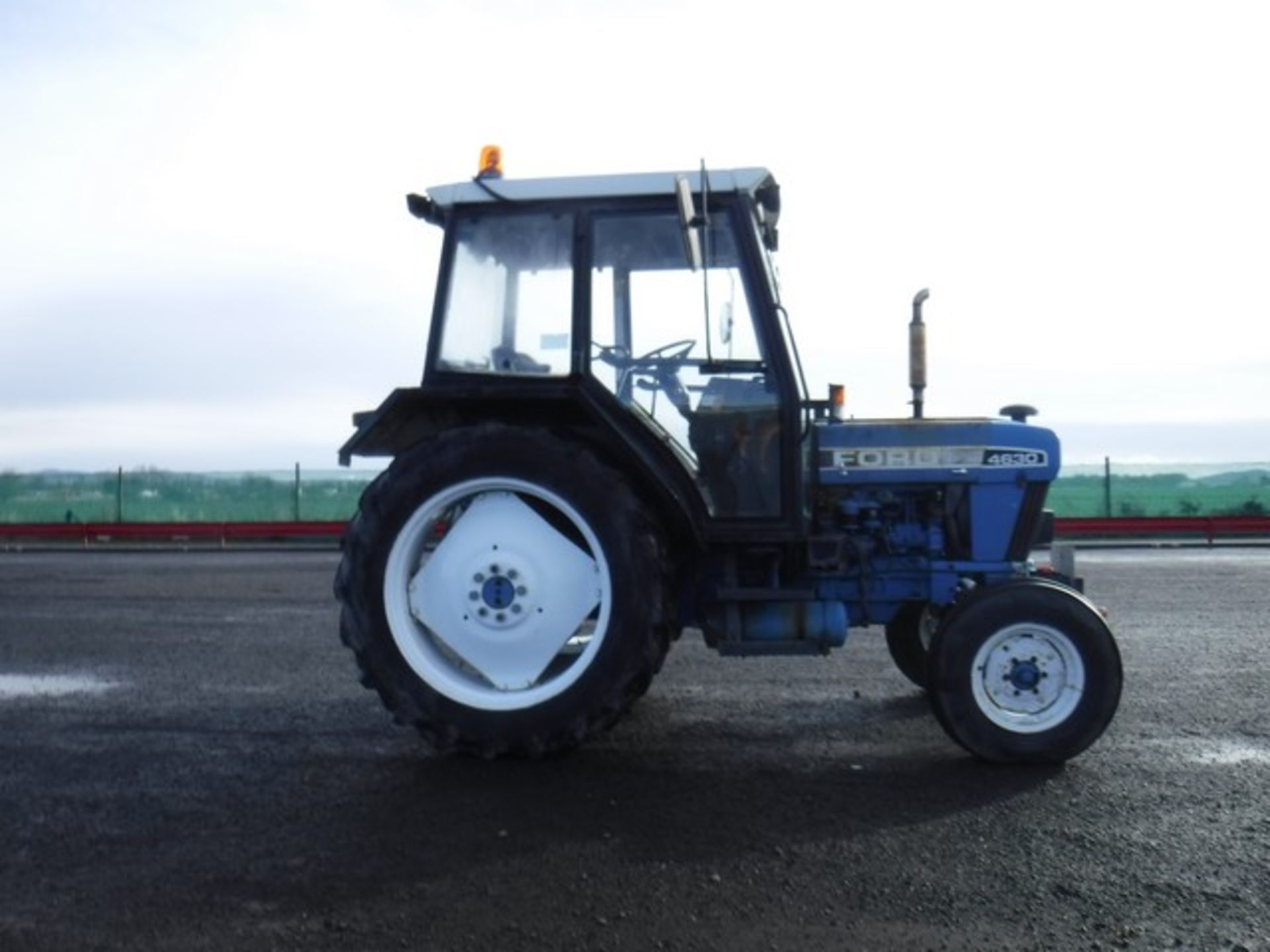 FORD 4630 2wd tractor, piped for trailer, air brakes good condition, 623 hrs (guaranteed). - Image 3 of 11