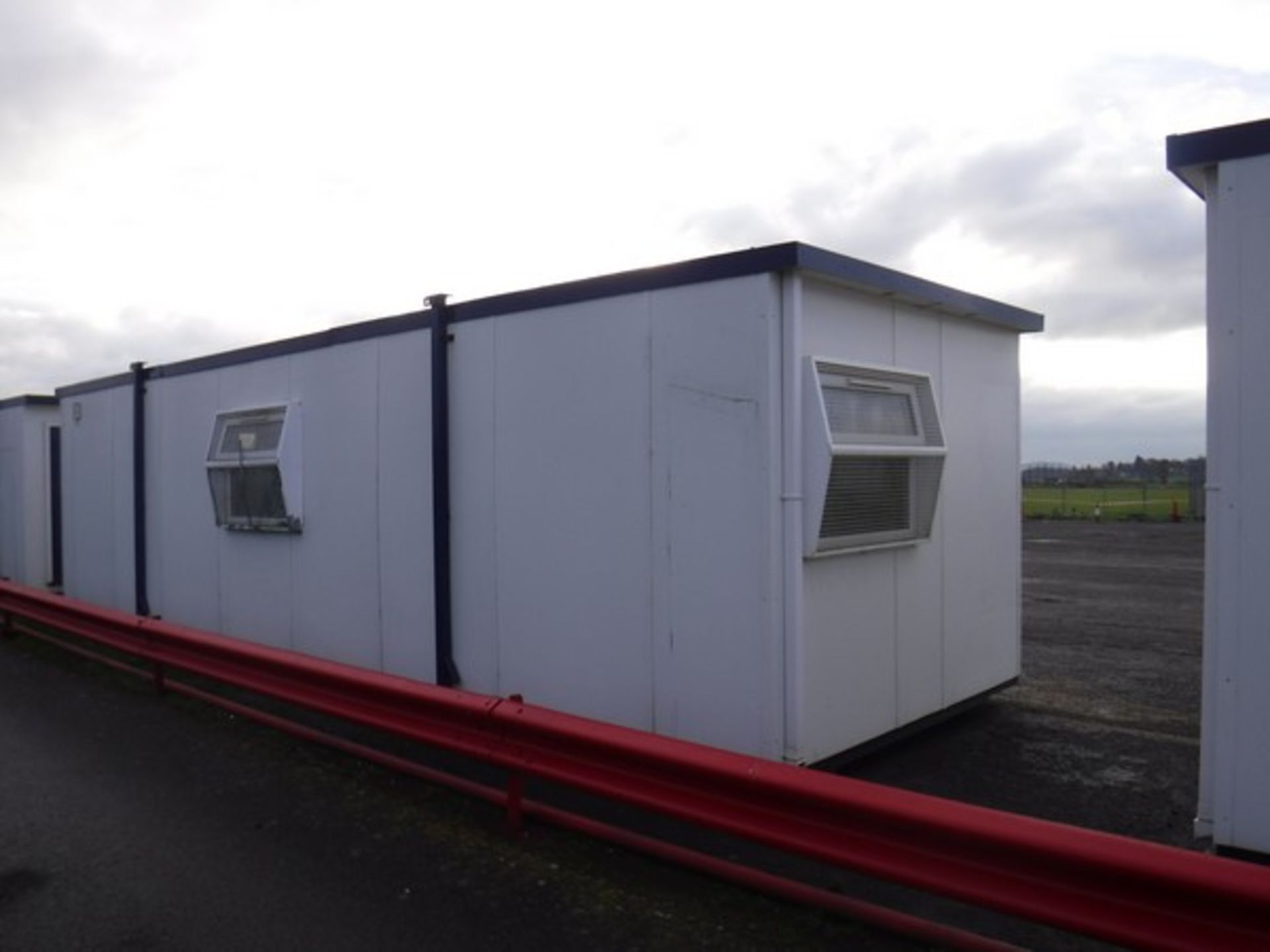 32&#39; x 10&#39; JACKLEG canteen cabin. Keys in office - Bild 3 aus 7