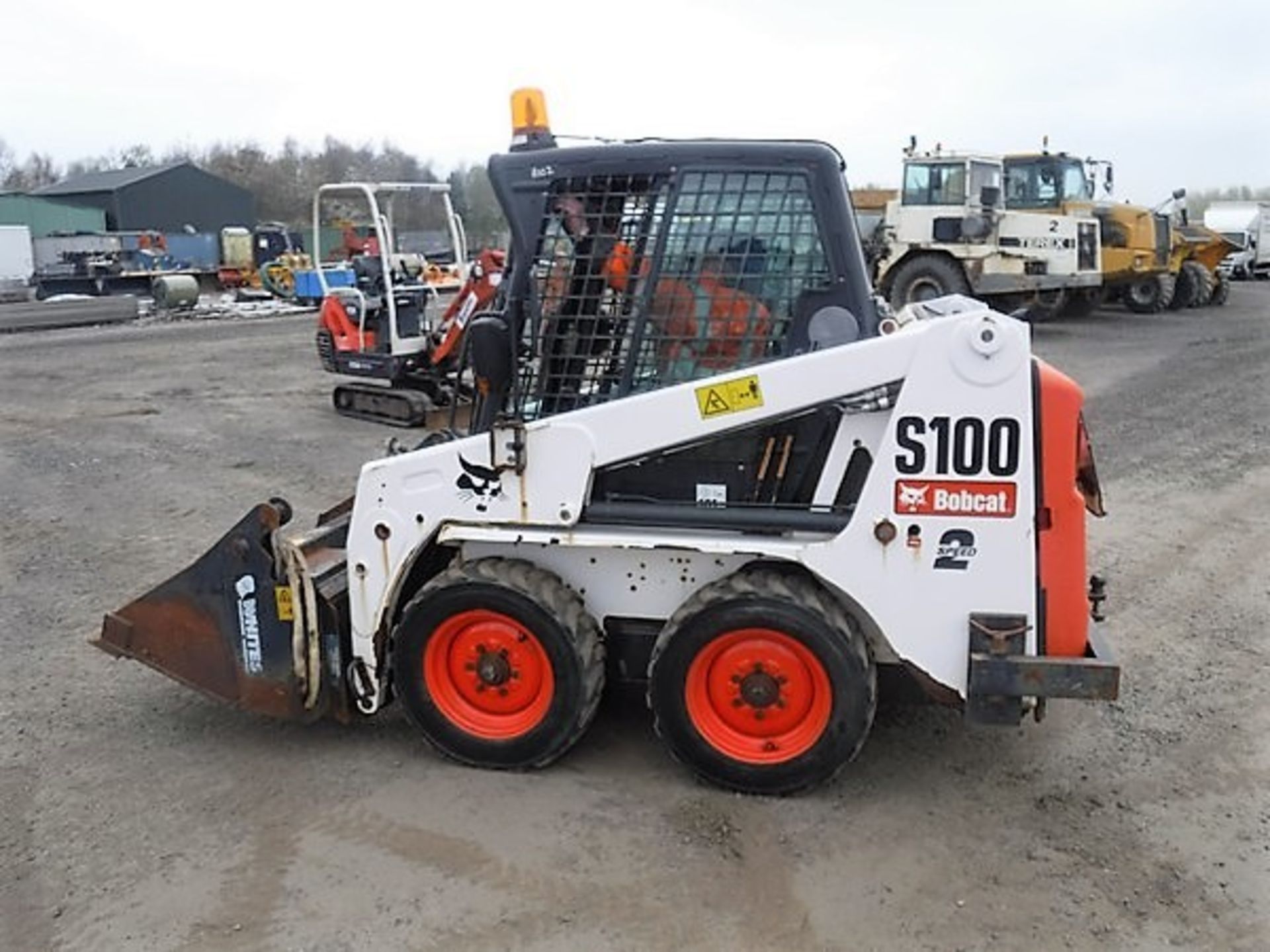 BOBCAT S100 c/w one bucket. 121hrs. S/N A8ET20651. *NO KEYS* - Bild 5 aus 7