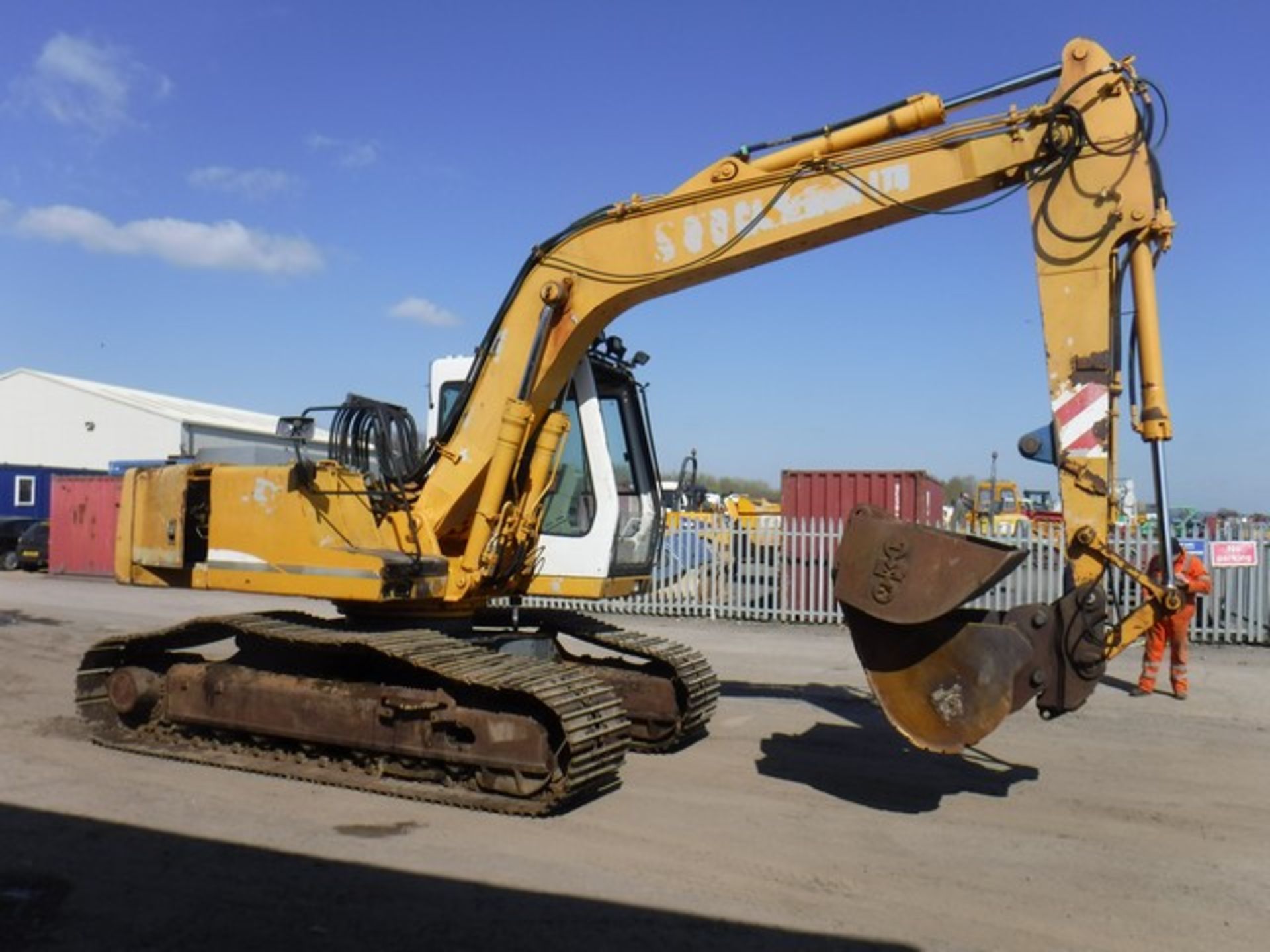 2000 LIEBHERR R900B excavator c/w 4 buckets. 10237hrs (not verified) S/N 6646120 - Image 3 of 10