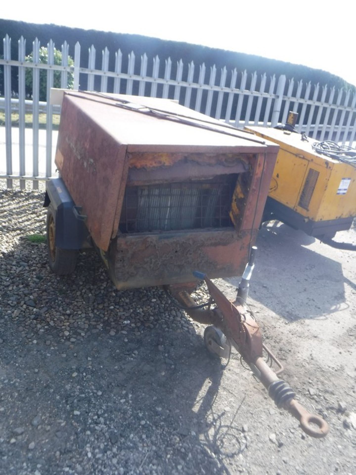 1998 ATLAS COPCO fast tow compressor, 3 cylinder Deutz diesel engine c/w hose &amp; chisel