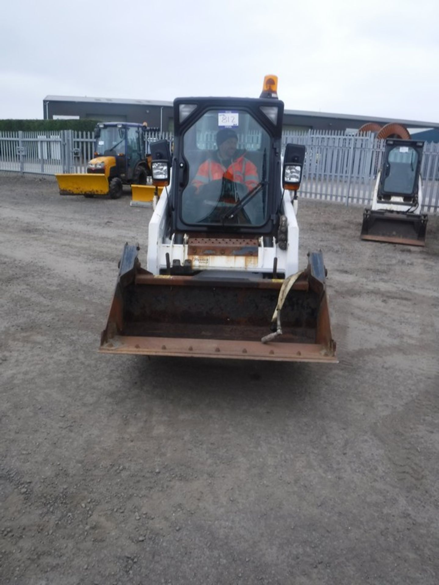 BOBCAT S100 c/w one bucket. 121hrs. S/N A8ET20651. *NO KEYS* - Bild 2 aus 7