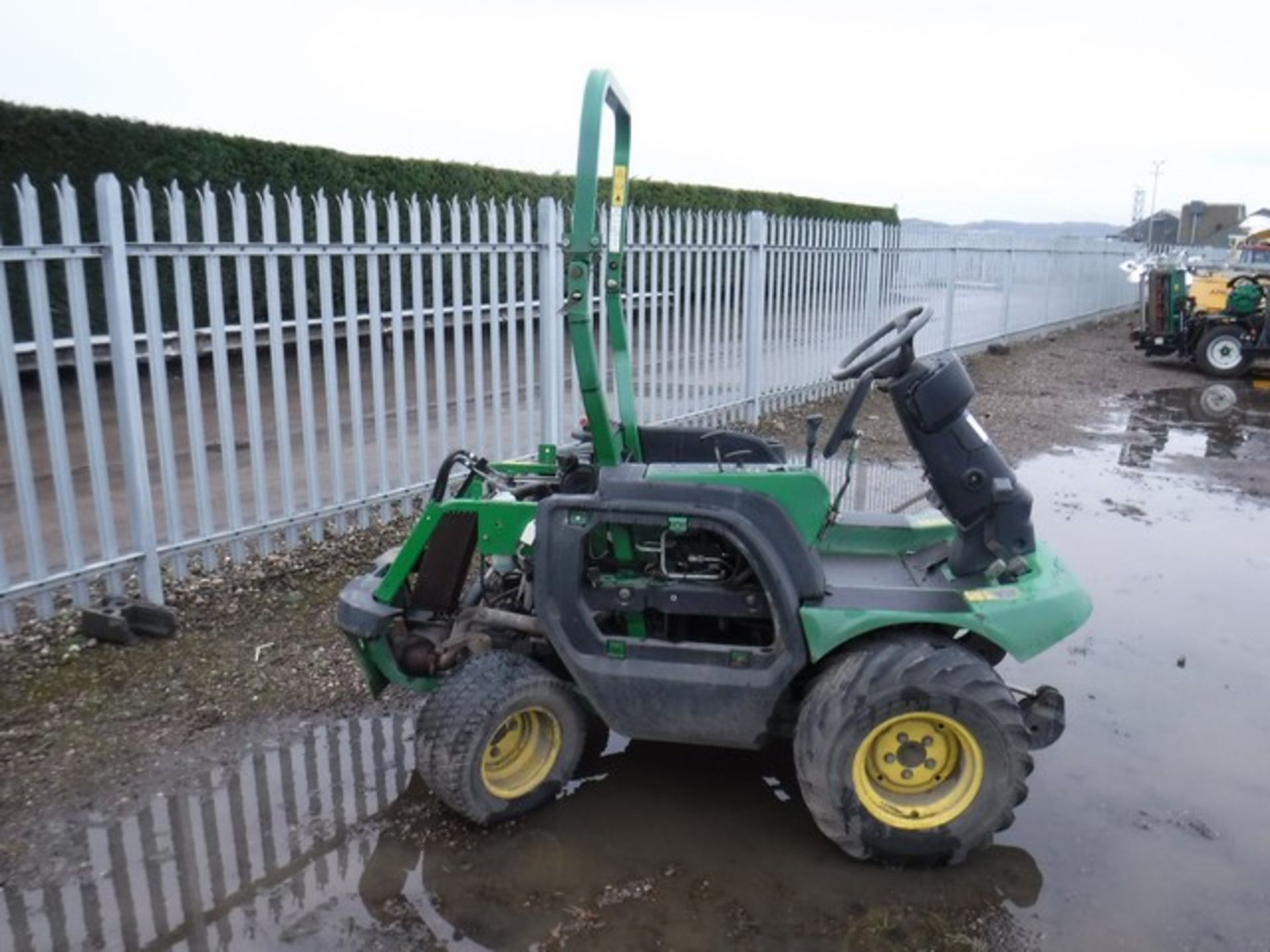 JOHN DEERE 1545 4wd mower. Reg No SP54 DOU Hrs unknown. Documents in office. **NON-RUNNER, - Bild 2 aus 5