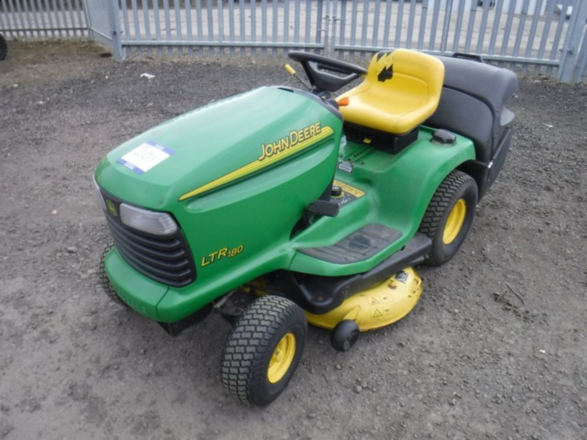 2007 JOHN DEERE LTR 180 petrol 17hp lawn tractor. Hydrostatic transmission