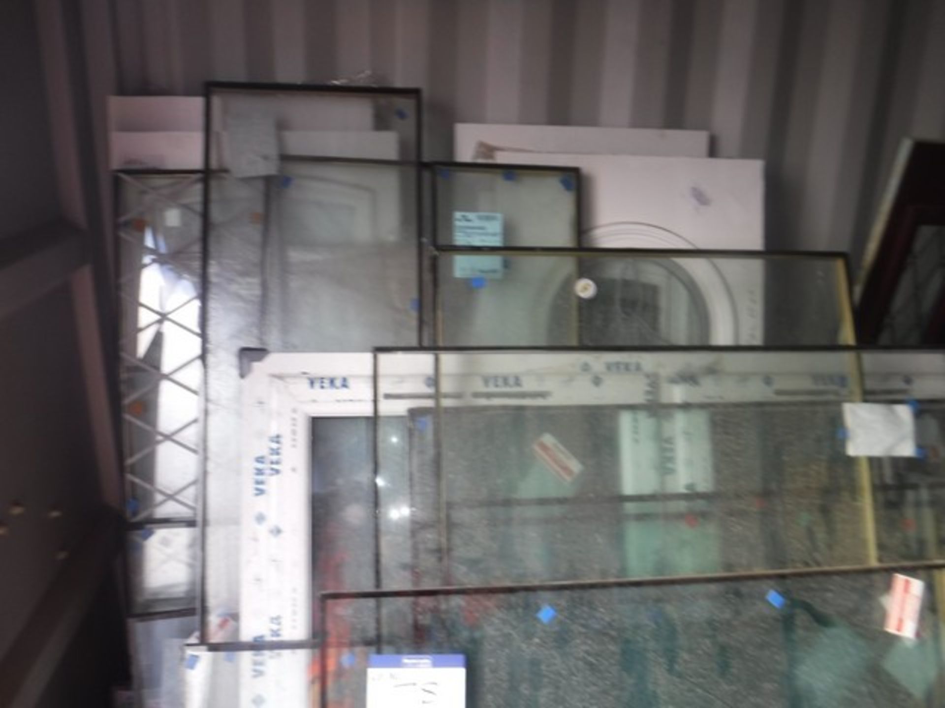 Clearance lot of PVC windows, door panels, cills and assorted glass. Container NOT includ - Bild 4 aus 4