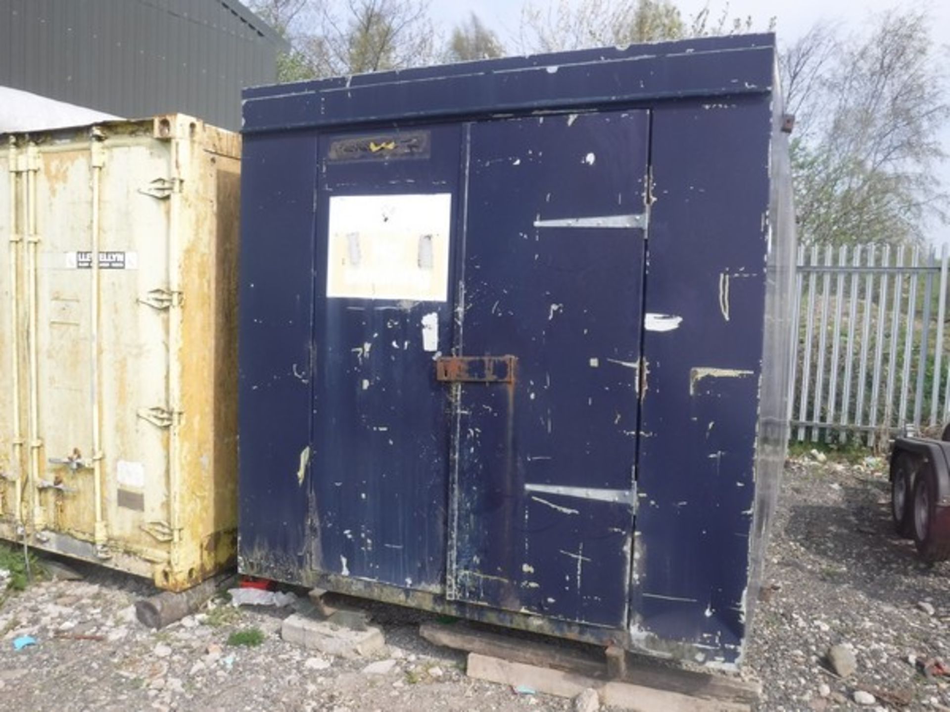 20&#39; X 8&#39; galvanised steel store fitted out with storage bins - Bild 4 aus 5