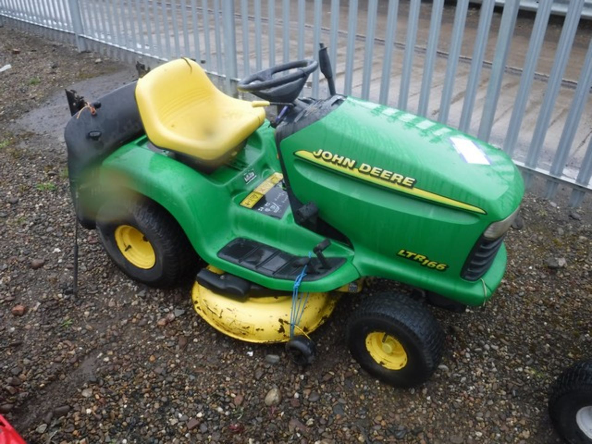 JOHN DEERE LTR ride on mower. No grassbox. Attention required to deck. - Image 2 of 2
