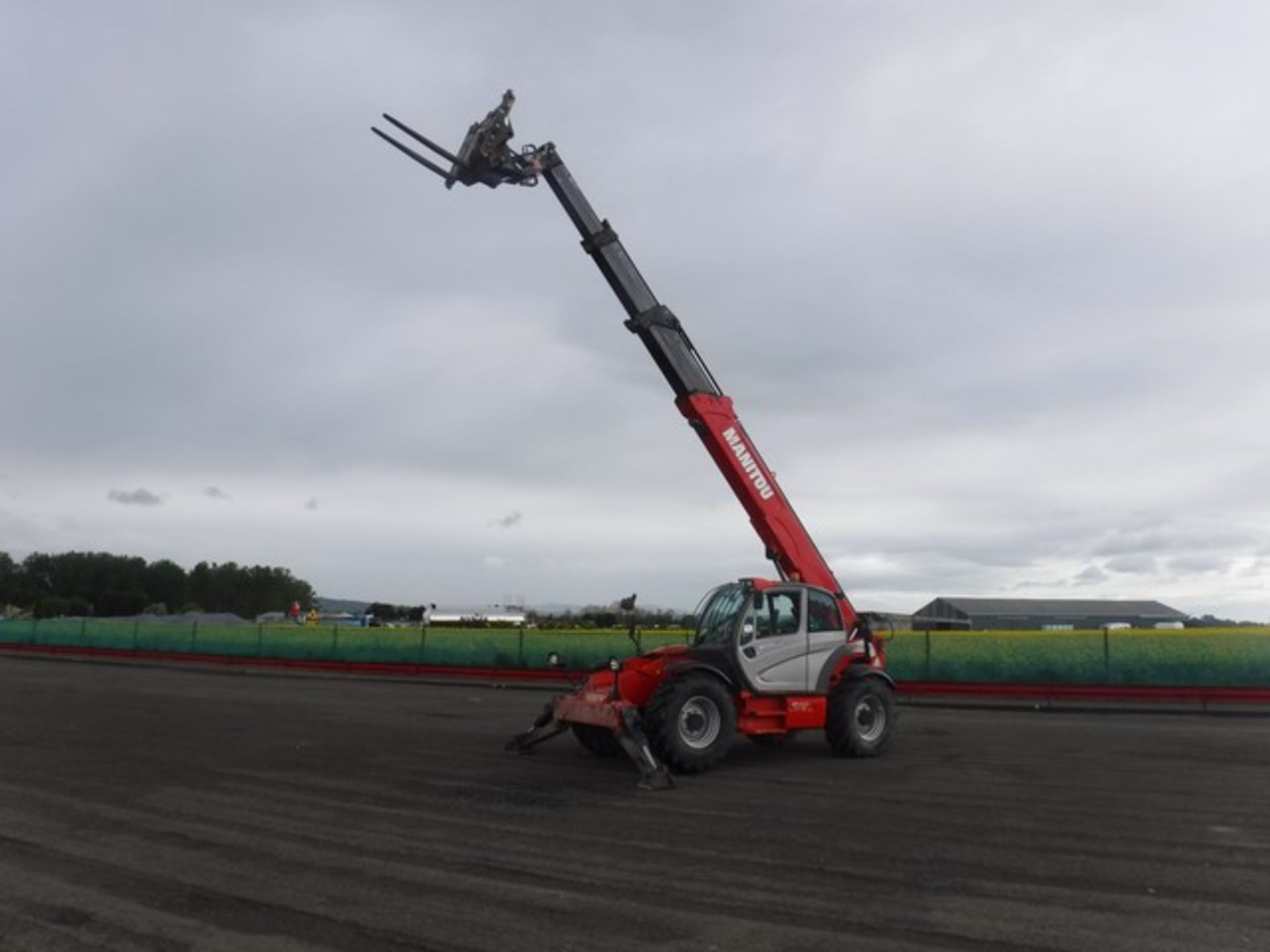 2015 MANITOU MT184 TELESCOPIC FORKLIFT 6473 HRS, REVERSE CAMERA, SIDE SHIFT - Image 2 of 10