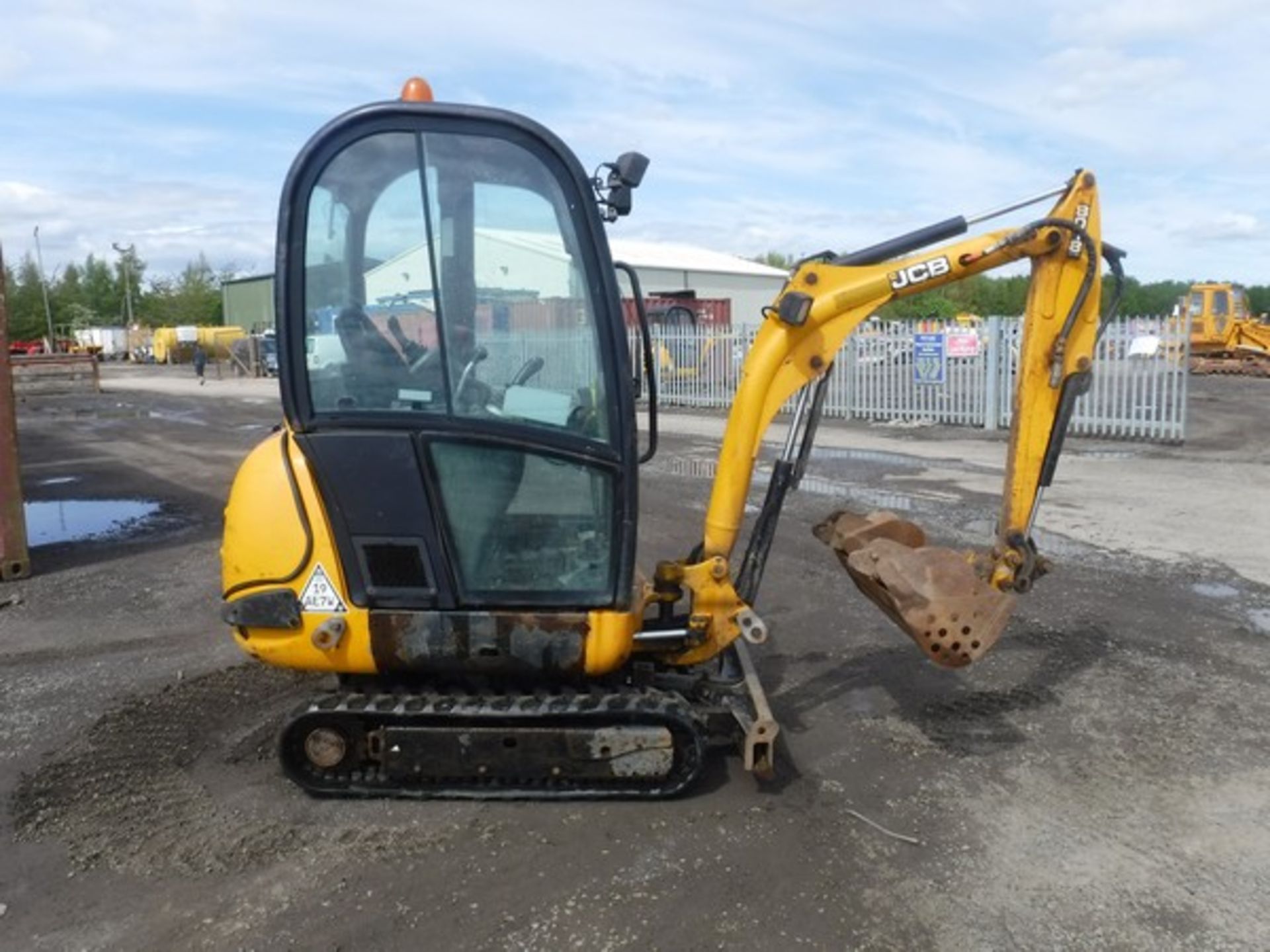 2011 JCB 8018 excavator c/w 3 buckets 2530hrs. S/N 02052004. Asset No 754-S012 - Image 3 of 6