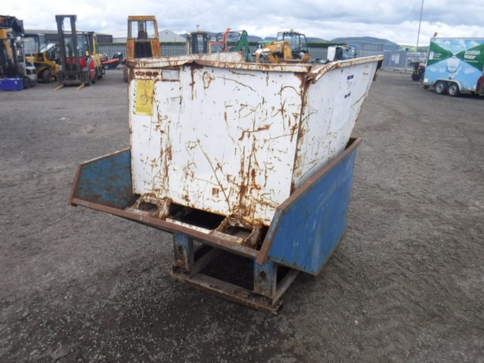 TIPPING SKIPS X2 - 1200LTR CAPACITY - Image 2 of 4