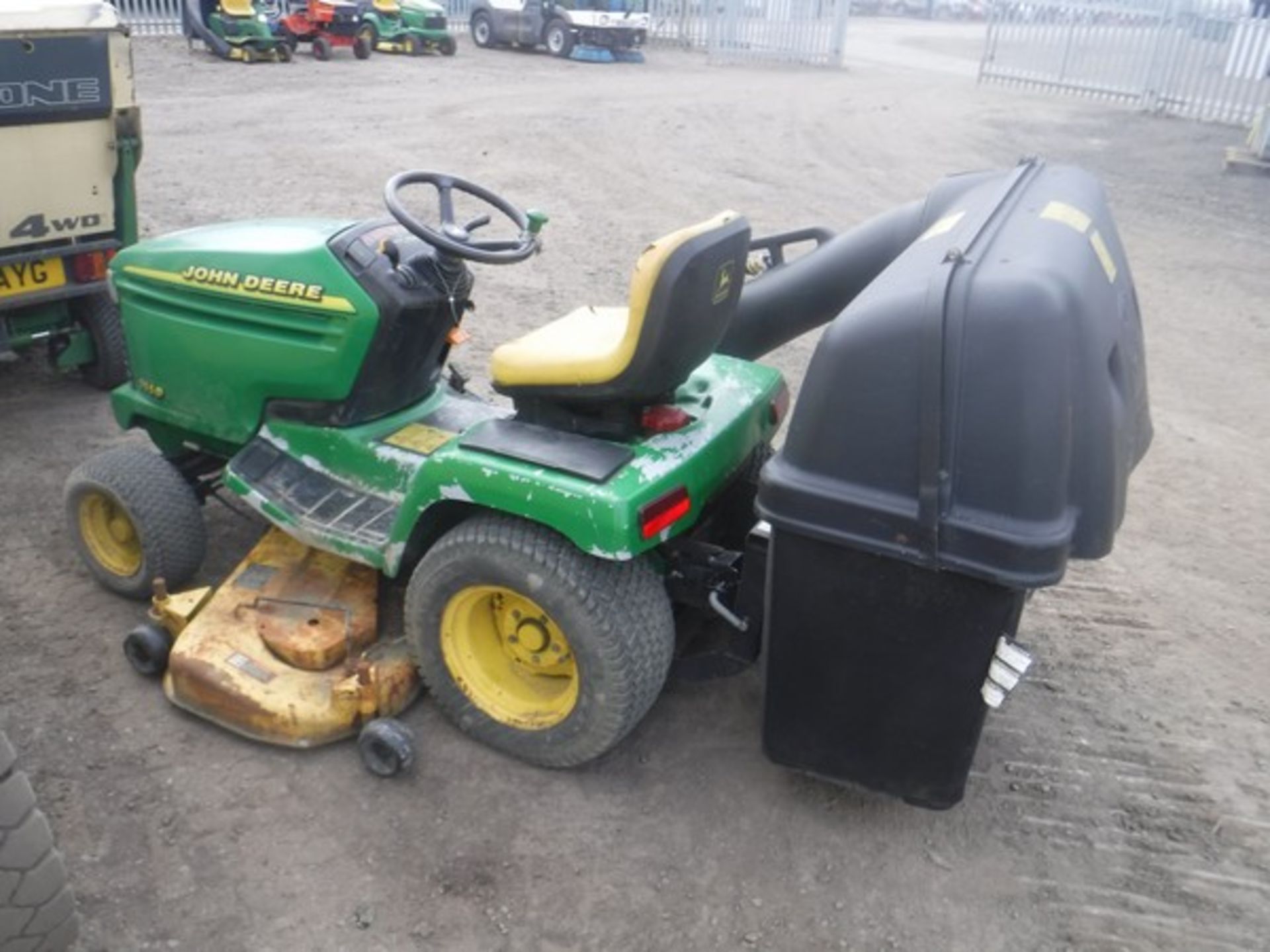 1985 JOHN DEERE 355D ride on mower c/w collector. 1987hrs (not verified) S/N CU2008D07742 - Image 2 of 4