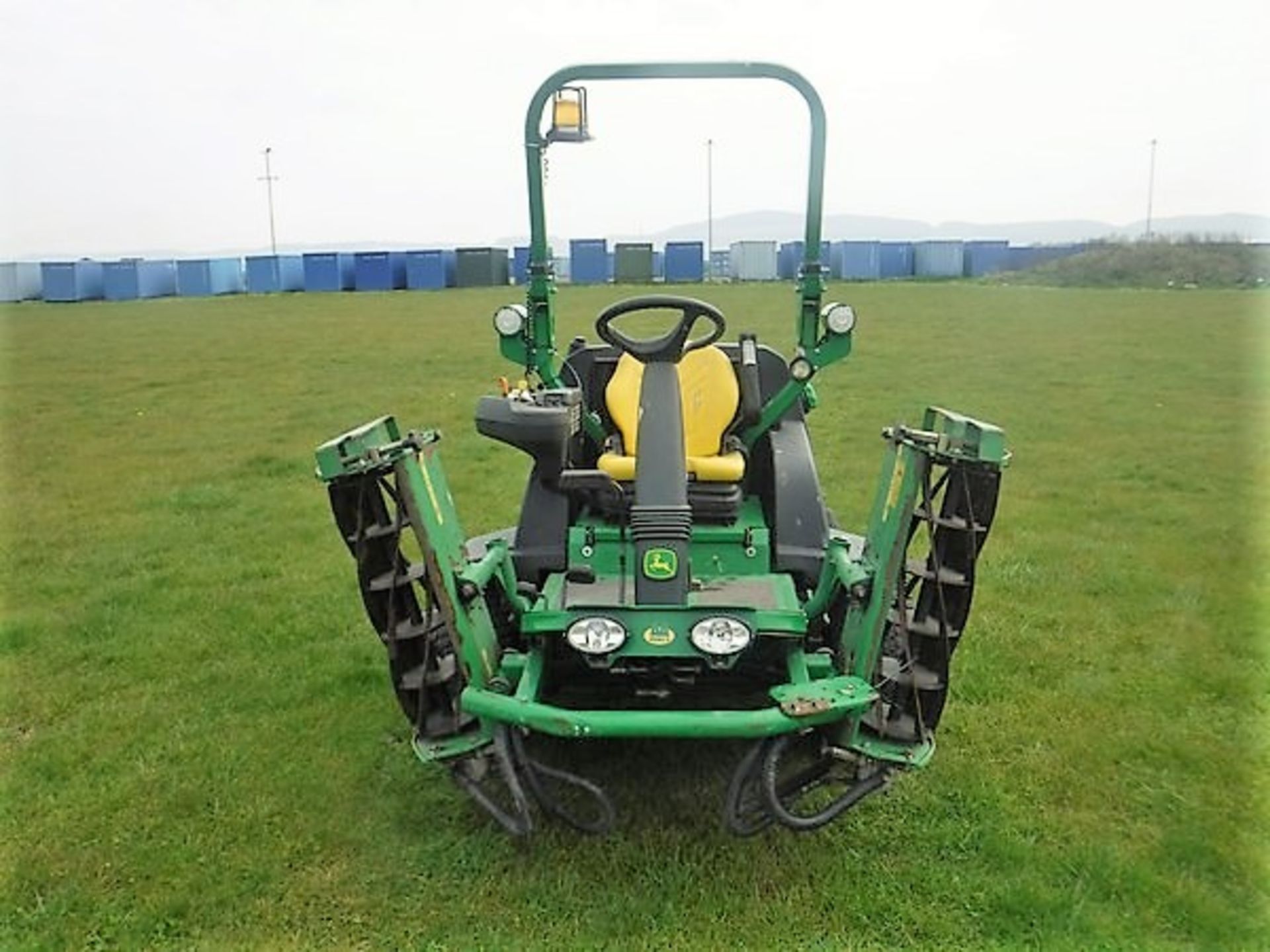 2014 JOHN DEERE 8400 commercial 3 reel mower. .1224hrs (NOT WARRANTED) 10&quot; JUMBO REEL - Image 2 of 6