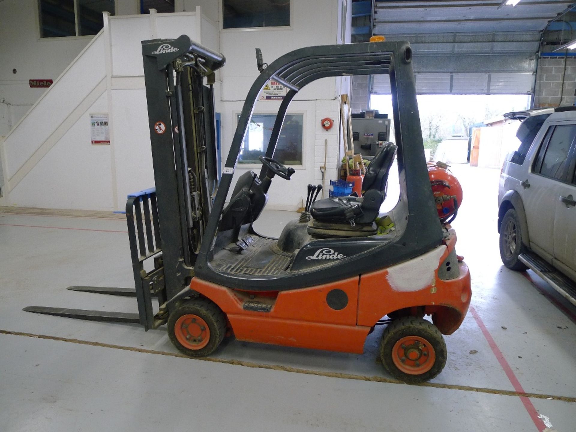 1 LPG forklift truck by Linde type H16T-03, YOM 2004, s/n H2X350R02297, capacity 1600kg, 2502 - Image 2 of 10