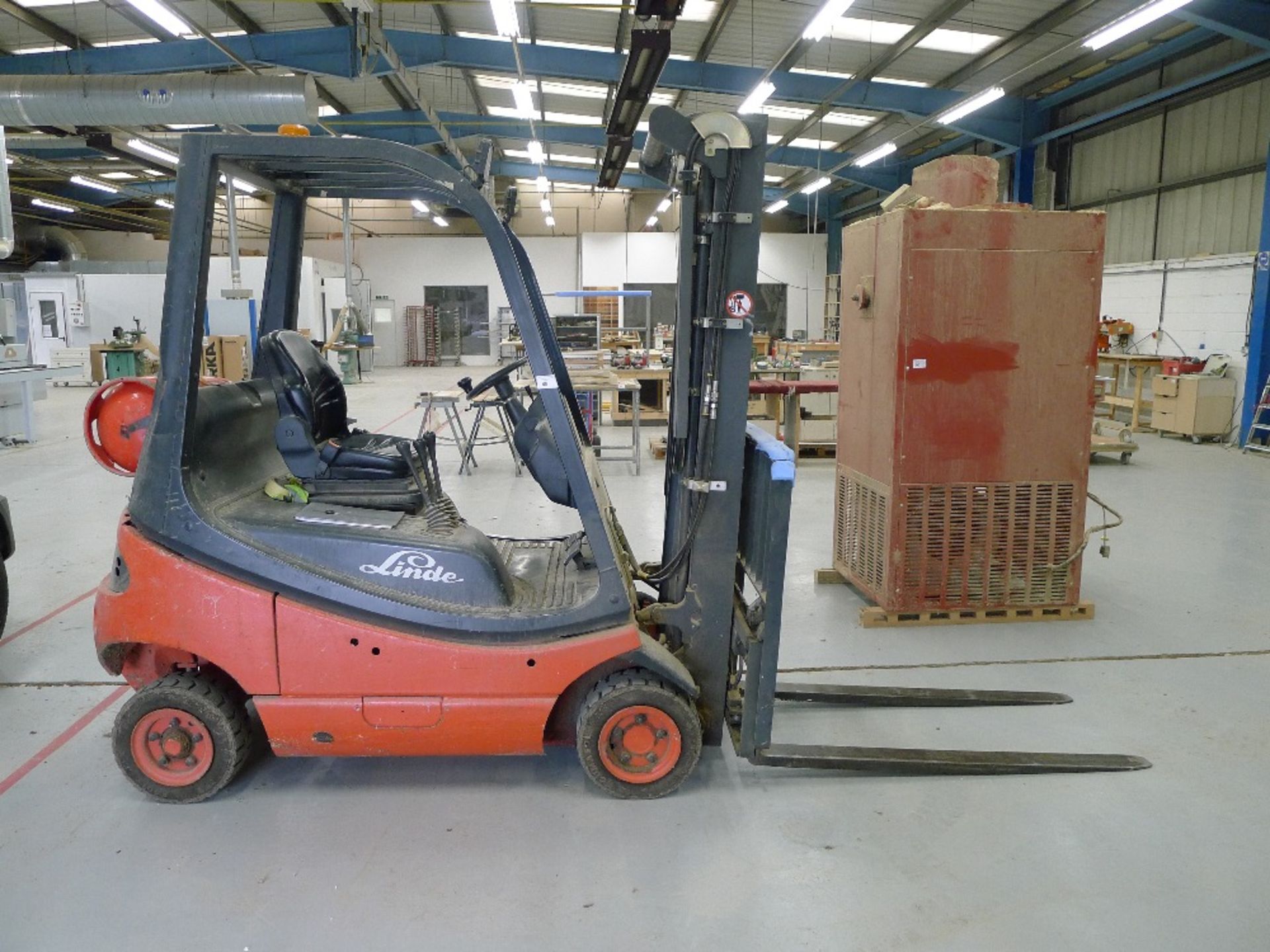 1 LPG forklift truck by Linde type H16T-03, YOM 2004, s/n H2X350R02297, capacity 1600kg, 2502