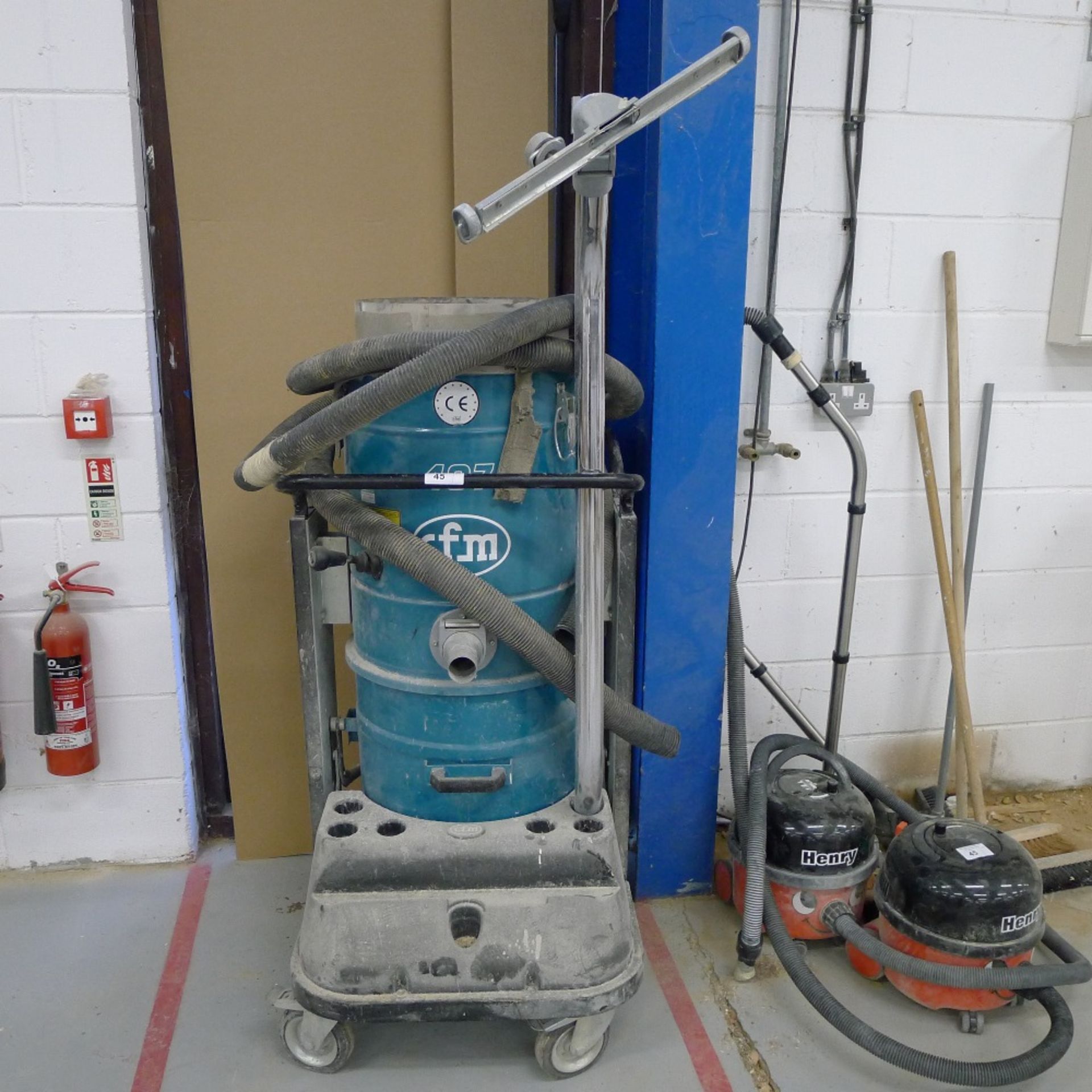 1 industrial vacuum by CFM type 137 (incomplete and believed to require attention), 2 Henry vacuum - Image 2 of 3