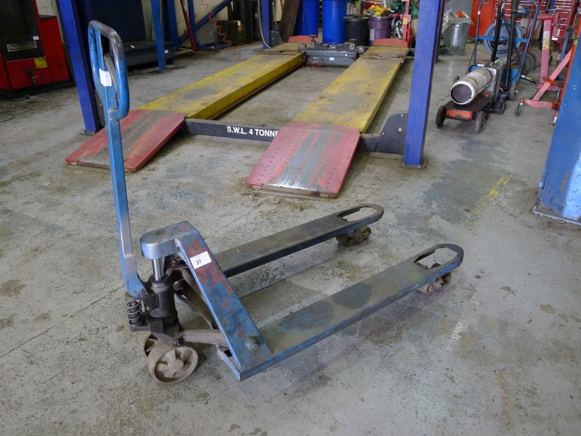 1 set of pallet trucks - Image 2 of 2