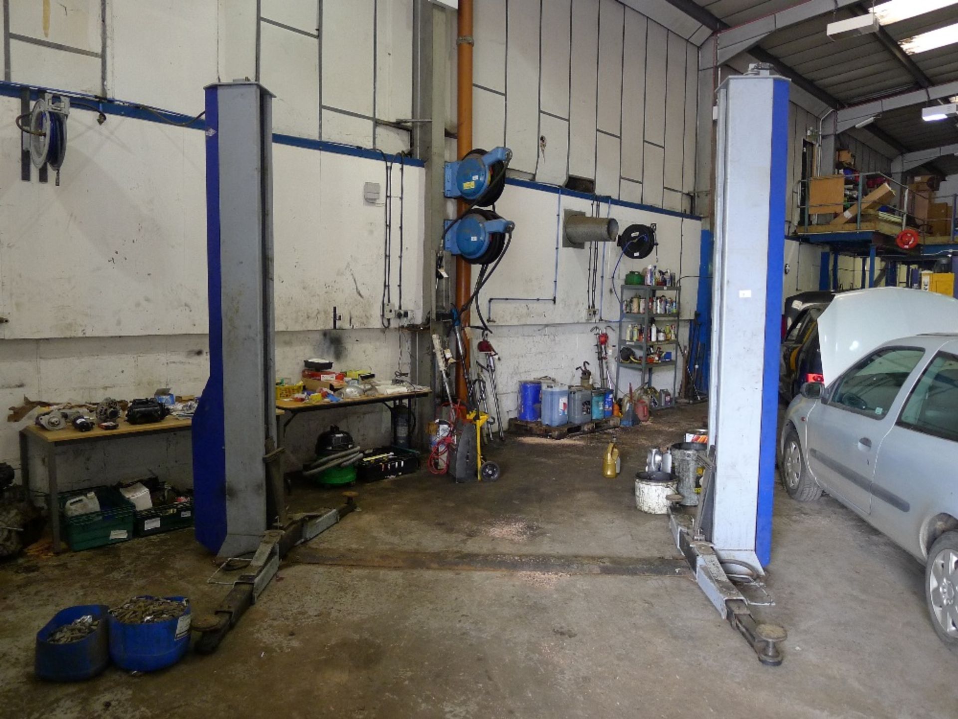 1 Tecalemit two post vehicle lift type Azur 444 9070, Capacity 3200kg, YOM 2009, 3ph supplied with 4
