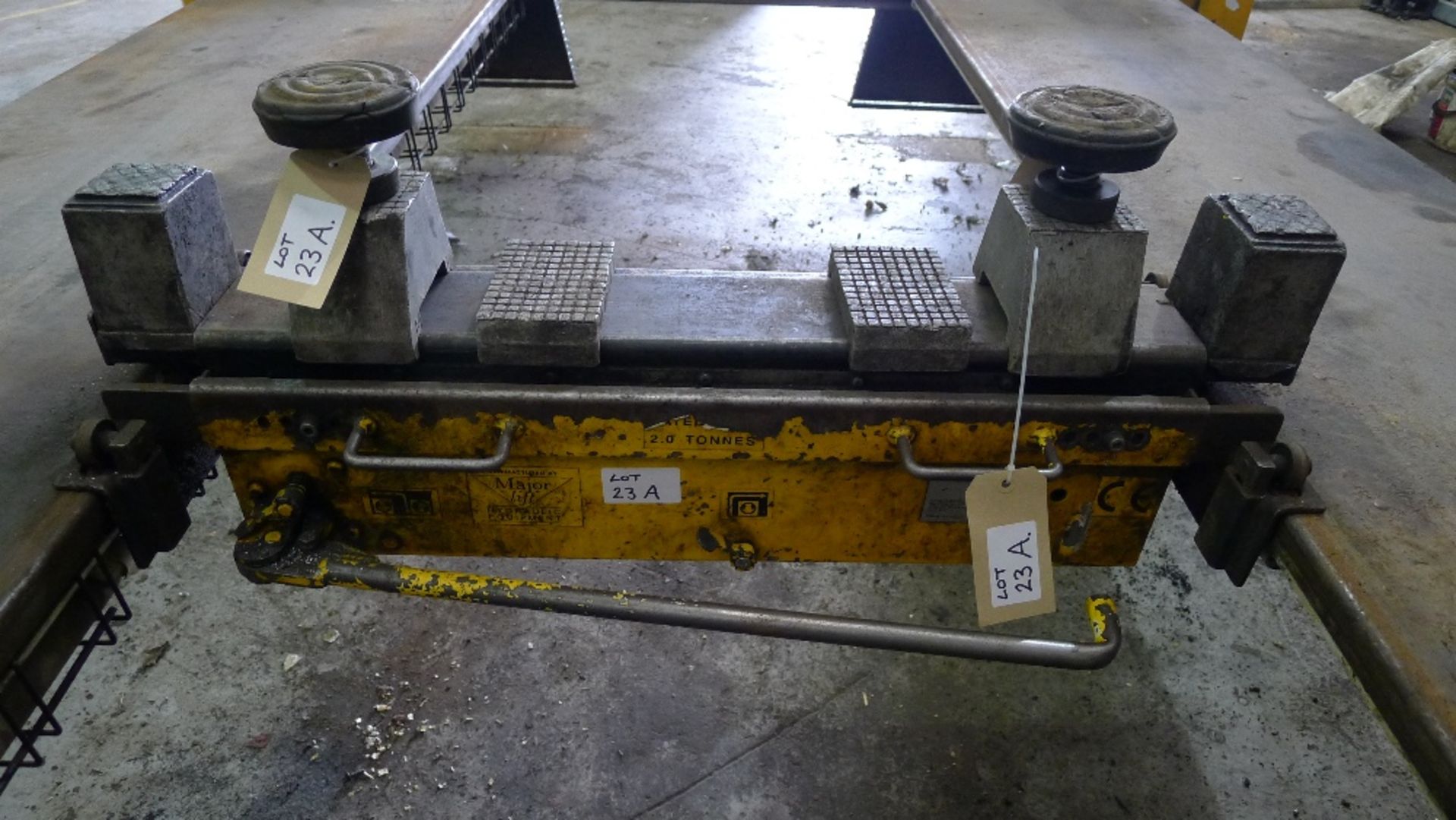 1 manual hydraulic jacking beam with accessories by Major Lift, capacity 2.0 tonnes