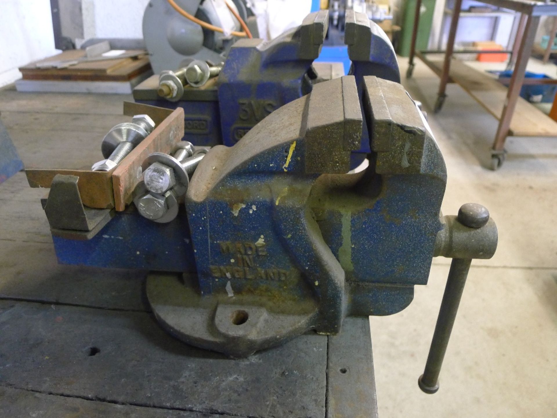 1 swivelling bench vice type 3VS and 1 other bench vice - Image 4 of 4