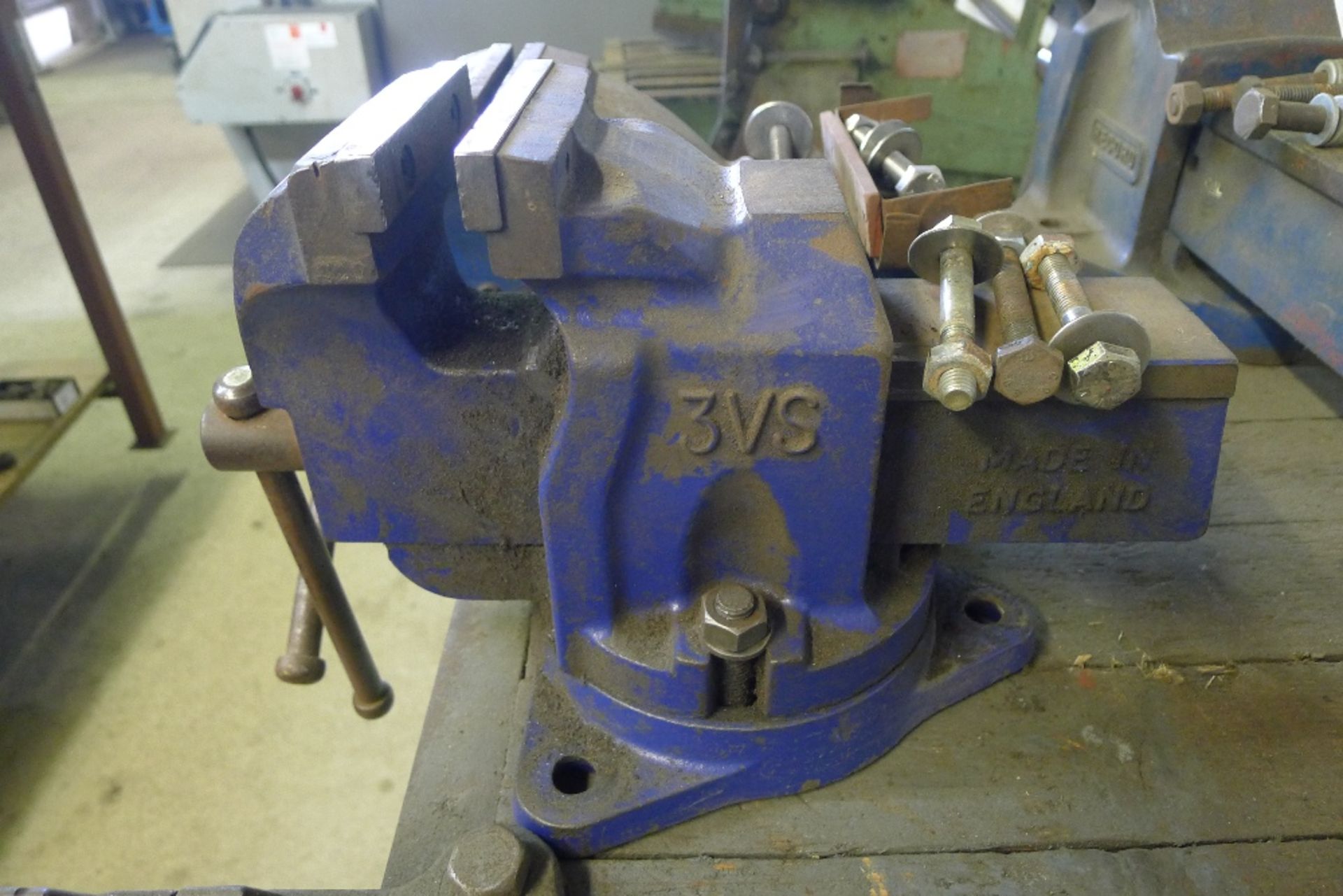 1 swivelling bench vice type 3VS and 1 other bench vice - Image 2 of 4