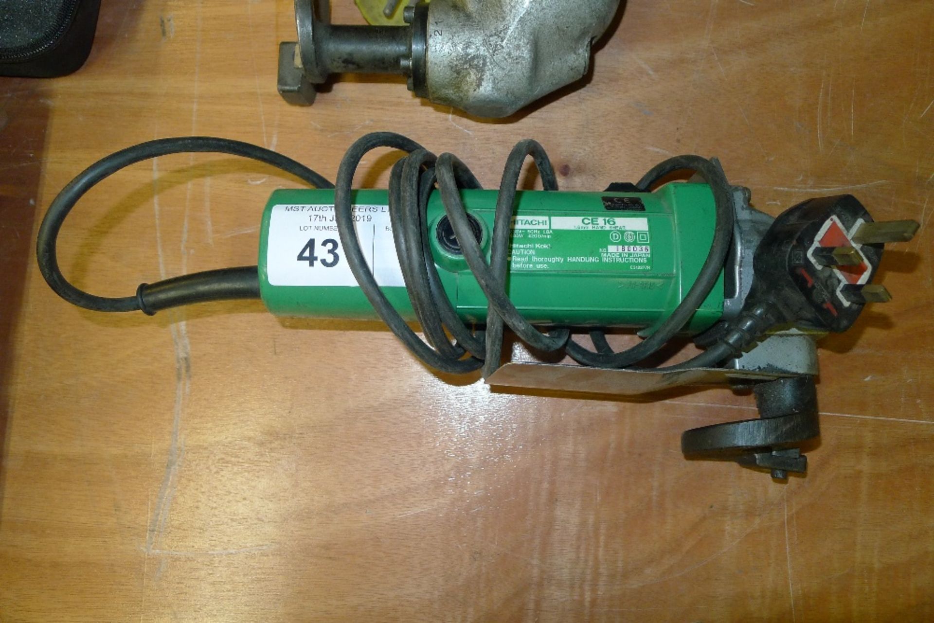 1 Hitachi hand held metal nibbler / shear type CE16, 240v and 1 Black & Decker hand held nibbler / - Image 2 of 5