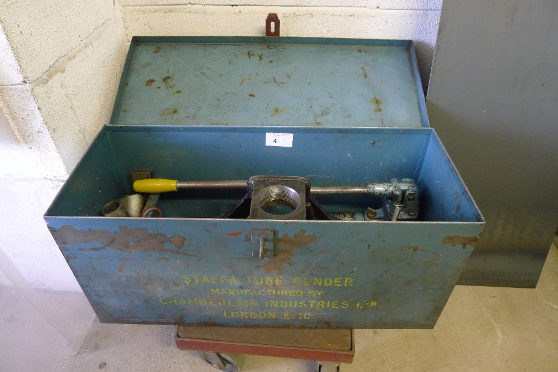 1 Staffa tube bender by Chamberlain with various accessories supplied with a metal case – The