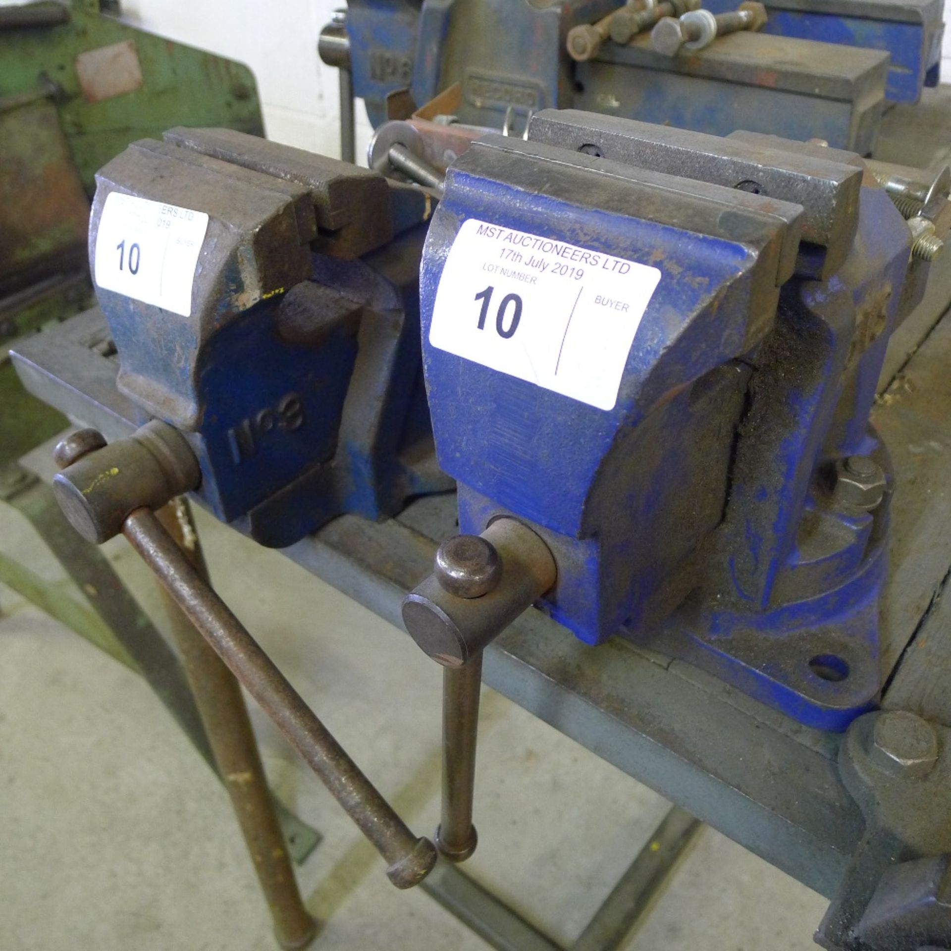 1 swivelling bench vice type 3VS and 1 other bench vice