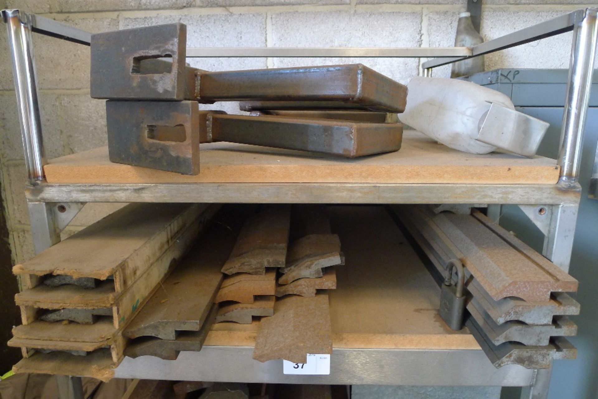 1 rack containing a quantity of various press brake tooling – rack is included - Image 2 of 5