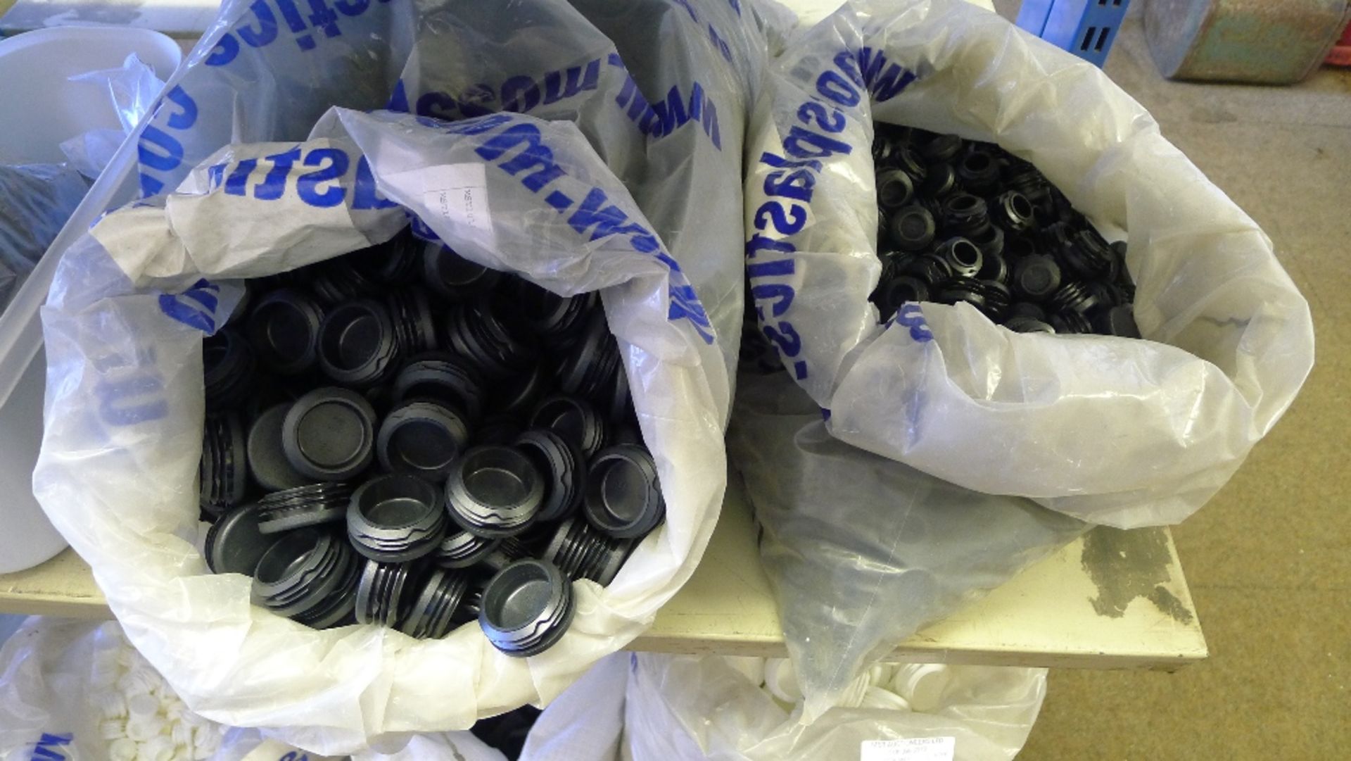 A quantity of various plastic end caps - Image 4 of 6