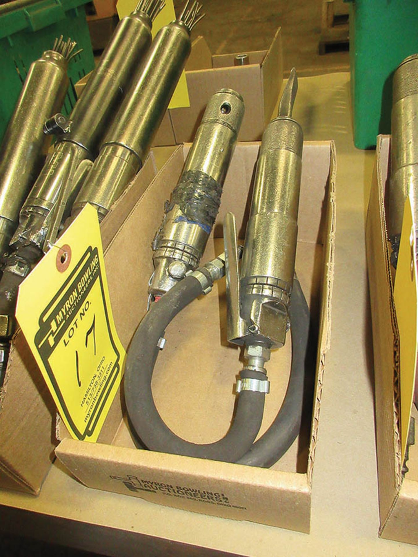 PNEUMATIC CHISEL AND PNEUMATIC TOOL