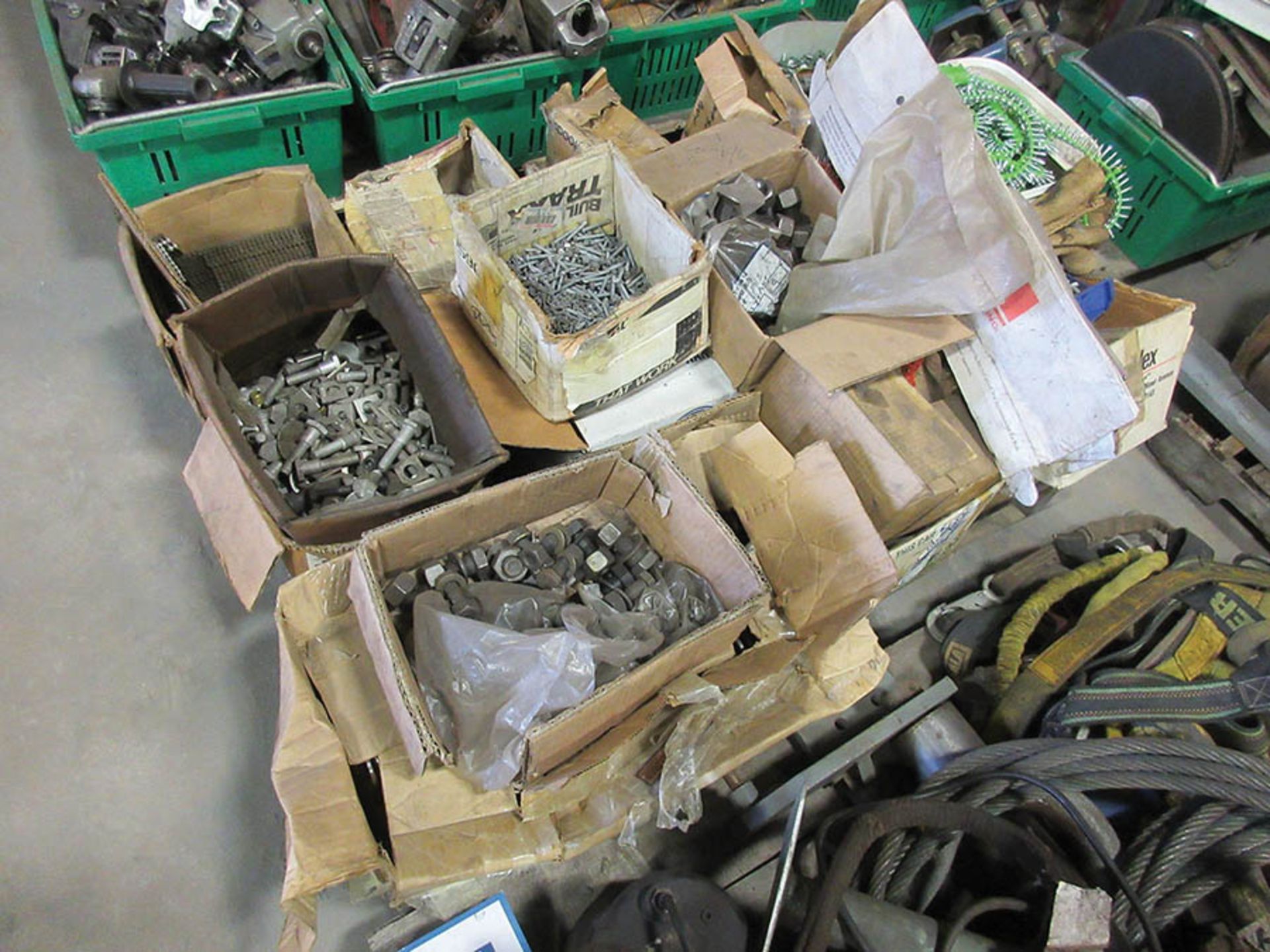 (4) PALLETS OF SPROCKETS, FASTENERS, BRASS TUBE, CHAIN SLINGS, PLATE CLAMPS, HYDRAULIC JACKS, - Image 3 of 4