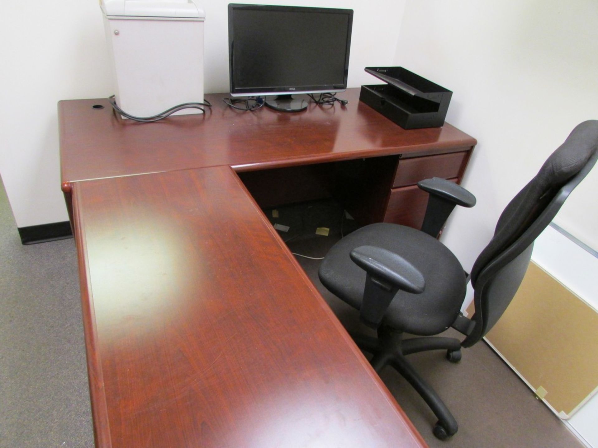 Contents of cubicle includes Dell 24" computer monitor and paper shredder, L shaped desk. - Image 4 of 4