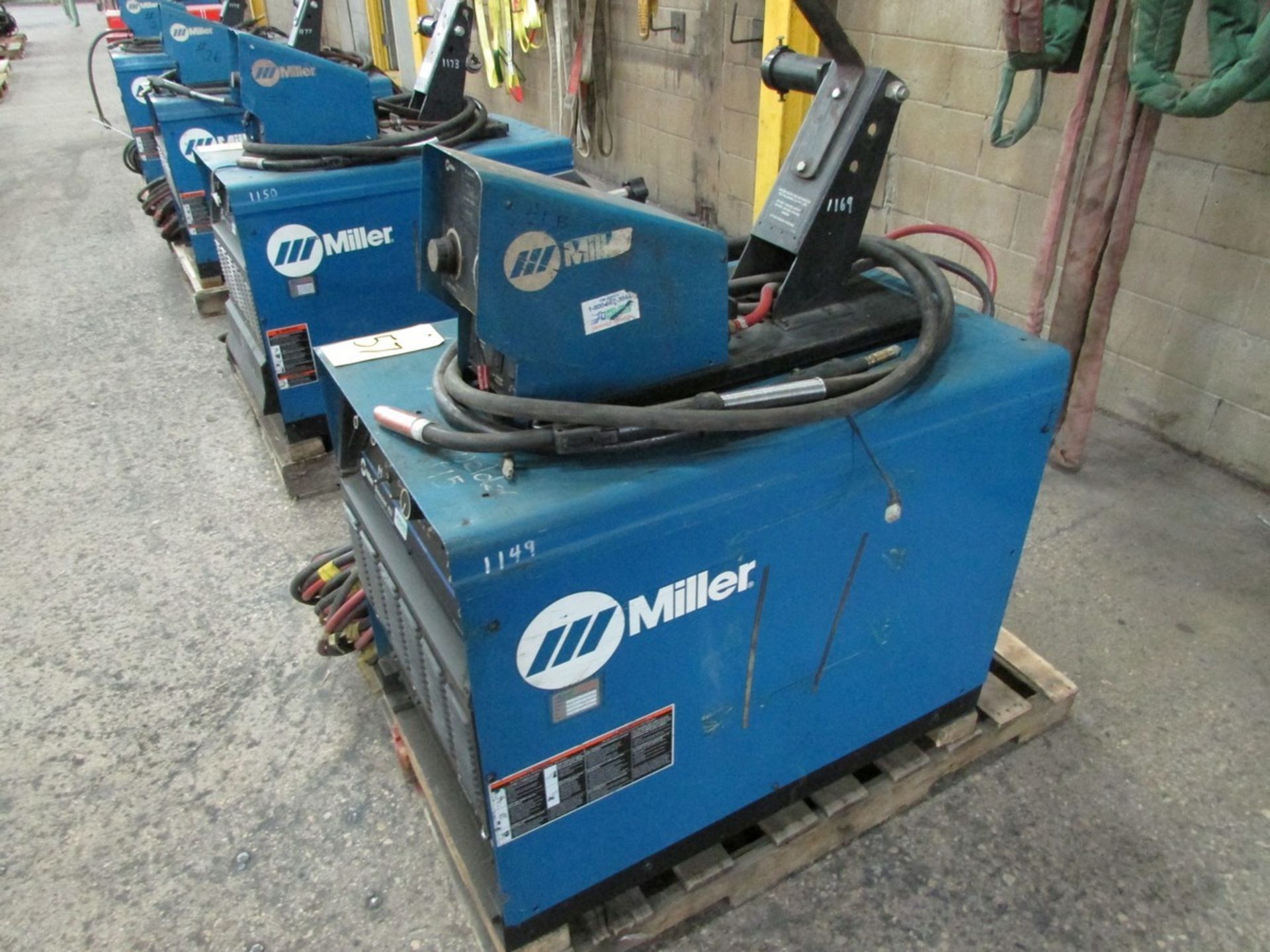 Miller Dimension 452 welder, s/n LF390857C c/w 70 Series 24V wire feed welding gun w/ generous - Image 3 of 3