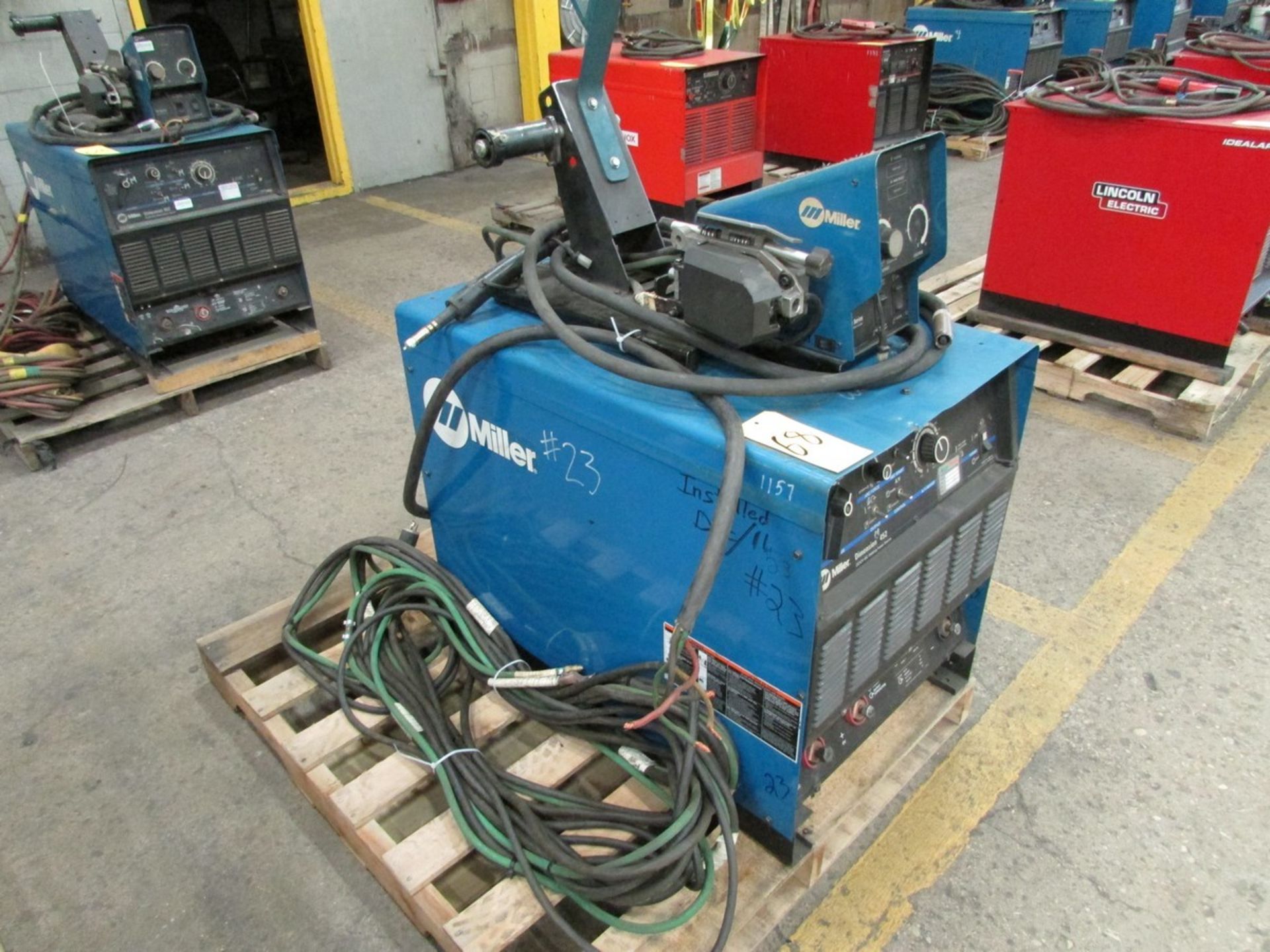 Miller Dimension 452 welder, s/n LG060050C c/w 70 Series 24V wire feed welding gun w/ generous - Image 4 of 4