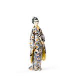 Japanerin mit Fächer, im Kimono. Polychrom bemalte Figurine. Bodenmarke Wiener Kunstkeramische