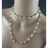 Perlen-/Smaragdkette. L 84 cm