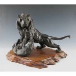 Löwe über Wolf. Bronze. China. L 42,5 cm