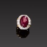 Sternrubin-/Brillantring. Sternrubin ca. 22,14 ct. Brillanten ca. 0,77 ct. Diamantbaguetten ca. 0,50