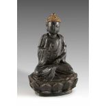 Sitzender Buddha auf Lotossockel. Dhyana Asana. Vitarka Mudra. Bronze mit feiner Patina und Resten