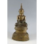 Sitzender Buddha auf getrepptem Sockel. Dhyana Asana. Bhumisparsa Mudra. Bronze. Burma, 18. Jh. H 24