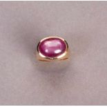 Sternrubinring. Rubin-Cabochon ca. 14,20 ct. Fassung 14 ct. Roségold