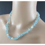 Aquamarincollier. Facettierte Aquamarine ca. 150 ct. Zwischengefasste Akoya-Zuchtperlen. L 43 cm