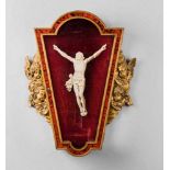 Bedeutender Elfenbein-Kruzifixus. Viernageltypus mit barock geschweiftem, bewegt gestaltetem