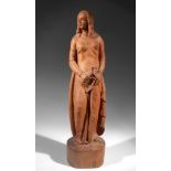 Stehende Frauenfigur mit Schwert und Pergamentrolle. Holz. Werkstatt Josef Ehinger, Bildhauer in