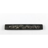 Kozuka aus Shakudo mit aufgelegtem Ken-Drachen aus Silber. Japan, 19. Jh. L 9,6 cm. In