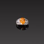 Saphir-/Diamantring. Ovaler, facettierter orangefarbener Saphir ca. 4,34 ct. Diamanten ca. 0,22