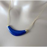 Collier mit geschliffenem Lapislazuli-Bogen. Erbskette in 14 ct. GG. L 44 cm