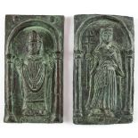 Paar Bronzereliefs mit Heiligendarstellung unter Rundbögen. 20. Jh. 16 x 9 cm