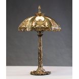 Jugendstil-Tischlampe. Metallfassung mit Seerosendekor. Achatglasschirm. H 75 cm